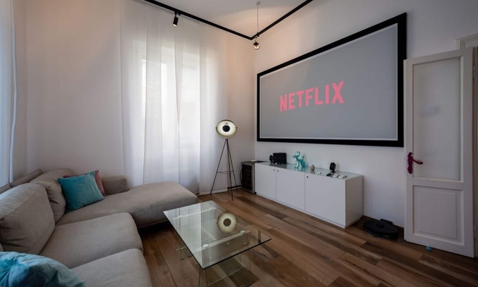 Est Apartment | Designer abode with projector Self check-in