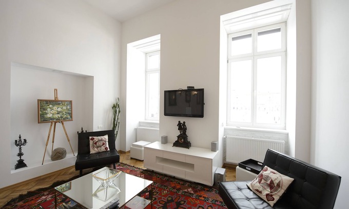 Brasov City Centre Apartment | Designer apartment in historic building