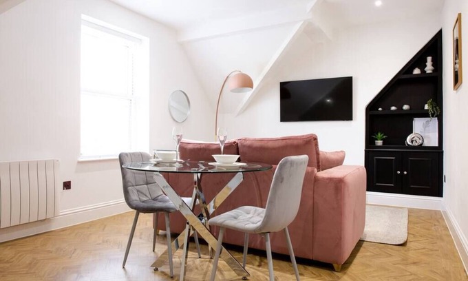 Canton Apartment | Designer Cardiff Apartments with Free Parking