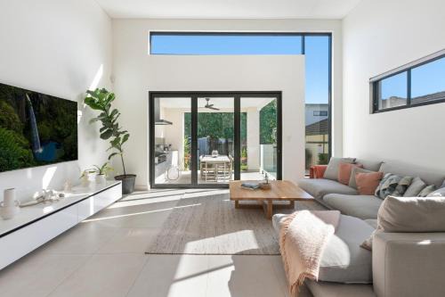 Caringbah South House | Designer Family Retreat with Pool Next to Cronulla