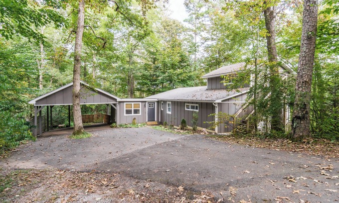 Dahlonega House | Designer Getaway - Hot Tub/4 Minutes to Dahlonega/2-Bedrooms/Dog Friendly!