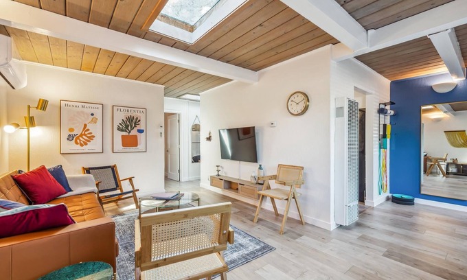 Menlo Park House | Designer Home Near Stanford/Tech Hub+AC/Gym/Office/BBQ. Two Bed/One Bath.