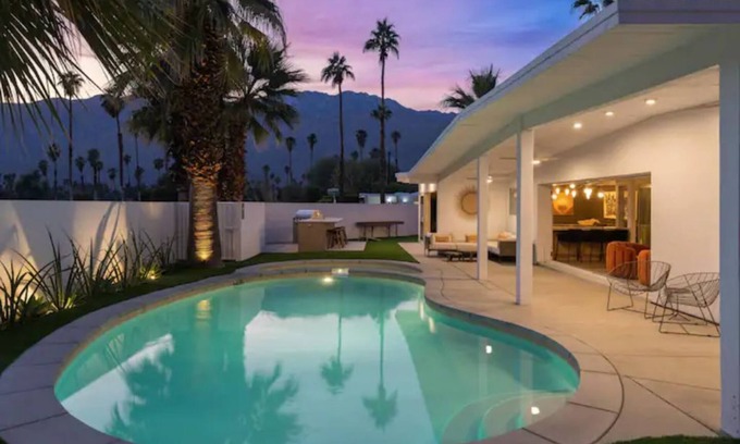 Palm Springs House | Designer Mid-Century Modern, mins from Downtown.