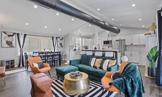 Oakbrook Terrace House | Desirable chic home in a Prime Location!