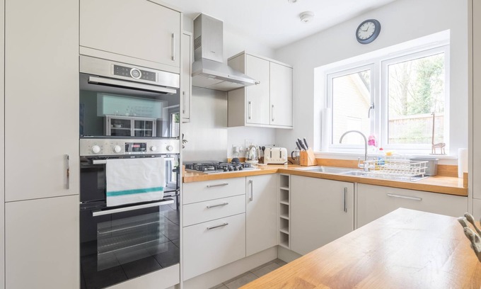 Duxford House | Detached 4-Bed home - Idyllic Village