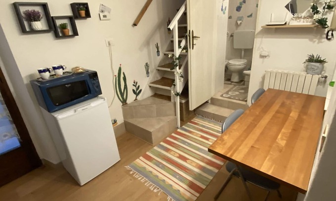 Intra Bed & Breakfast | Detached apartment with small terrace in the center 2 minutes from the lake