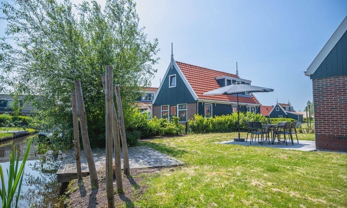 West-Graftdijk House | Detached bungalow with 3 bedrooms with box spring beds