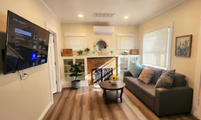 North Central Apartment | Detached charming house 2 bedroom 1 bath Prime location King Bed! n