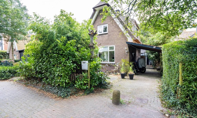 Bergen House | Detached charming house with a thatched roof