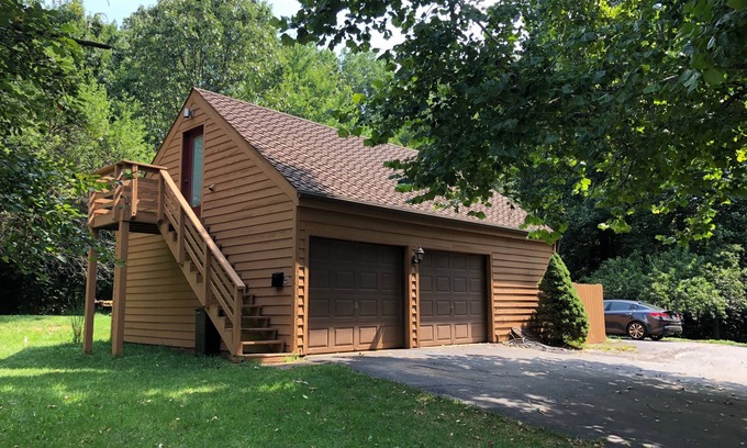 Vienna Apartment | Detached Garage Apartment With Private Entrance, Hi Speed FIOS, Safe Location