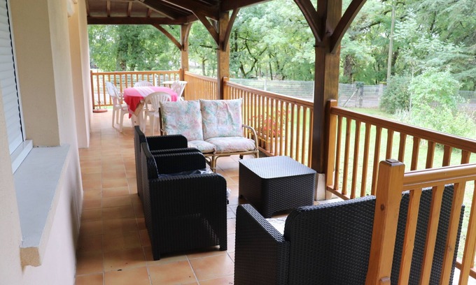 Pern House | Detached house, large covered terrace, fenced garden, WIFI ACCESS