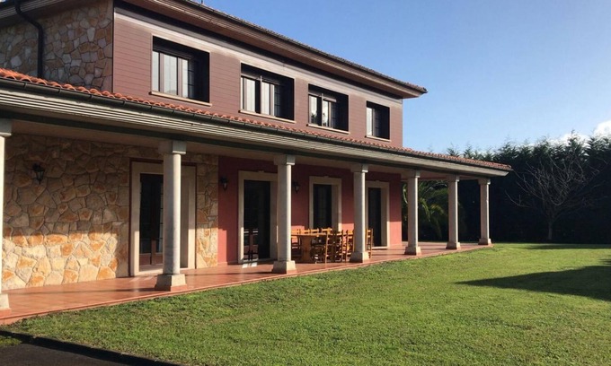 La Isla House | Detached house with large garden, perfect for families.