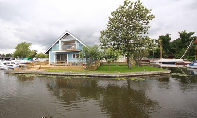 Horning House | Detached Riverside Holiday Cottage, Central Norfolk Broads Location, Horning