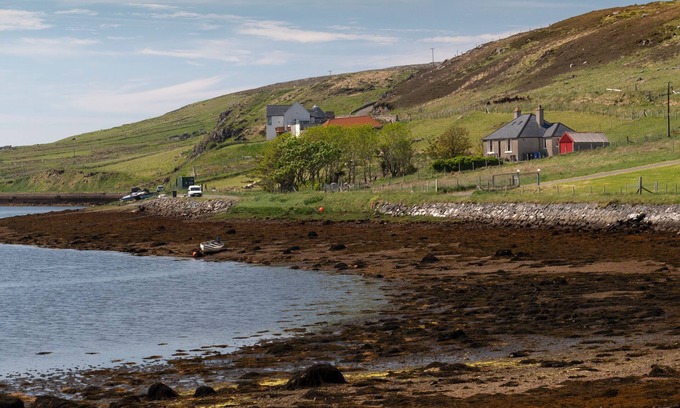 Arnol House | Detached spacious Isle of Lewis cottage in tranquil position with loch view