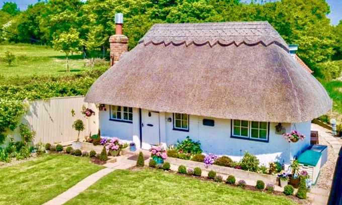 Ashford Cottage | Detached thatched cottage sleeping 2- 6 with its own luxurious hot tub