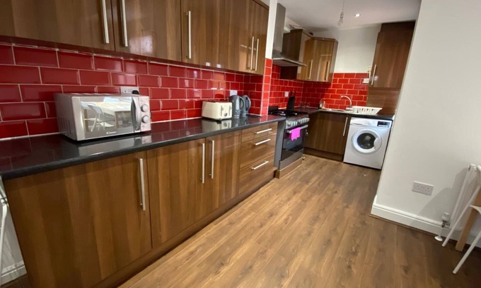 Beeston Apartment | Dews House - Leeds 2 bed sleeps 5