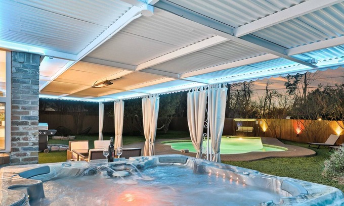 Farmers Branch House | DFW LUX HOUSE WITH HUGE BACKYARD POOL AND JACUZZI , BBQ, CINEMA ETC..