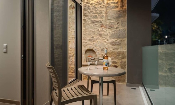 Old Town Apartment | Dimitra Apts Suite with balcony