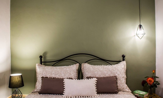 Agia Pelagia House | Dimitra's Vintage Yard, 100 meters from the Agia Pelagia sandy beach!