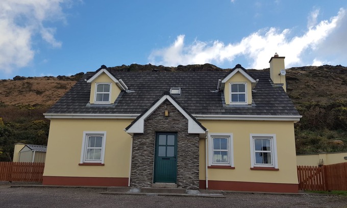 Ballyferriter House | Dingle Peninsula: Beautiful house 'An Máimín' Ballyferriter, Dingle