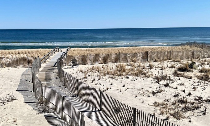 Mantoloking House | DIRECT OCEANFRONT TOWNHOUSE ON PRIVATE BEACH -MANTOLOKING
