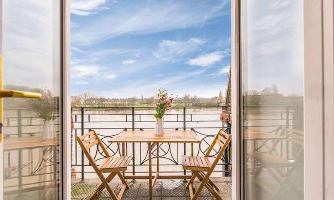 Hammersmith Apartment | Direct River Views & only 15 mins to Central London