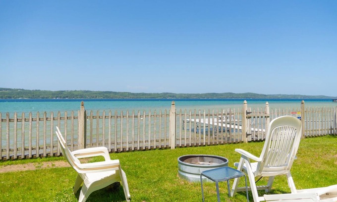 Suttons Bay Cottage | Directly on Suttons Bay