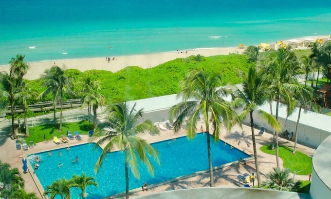 Mid Beach Condo | Directly on the Beach - Pool & Ocean access