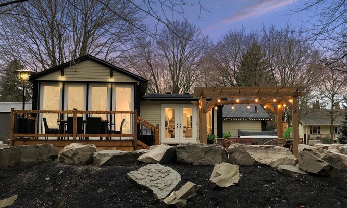 Bayham Villa | Disconnect From Reality/River House/Hot Tub/Pet Friendly