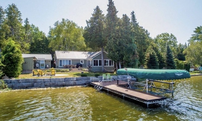 Selwyn Cottage | Discounted rates at spacious Kawartha cottage.
