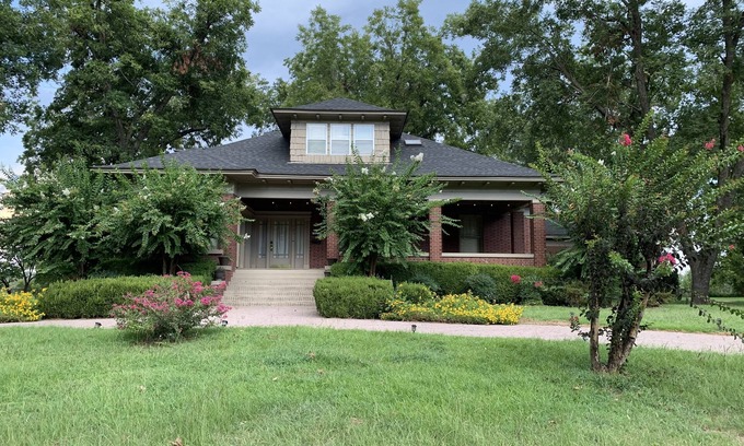 Russellville House | Discover Dardanelle charm, steps away from Arkansas River