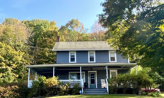 Newfoundland House | Discover tranquility near Lake Wallenpaupack 16 min