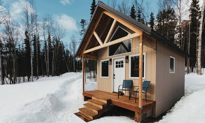 Chugiak Cabin | Discover tranquility in a deluxe tiny house amidst Eklutna Valley's natural beauty.