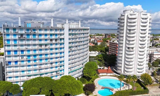 Lignano Sabbiadoro Apartment | Dive into Comfort – Modern Studio with Pool