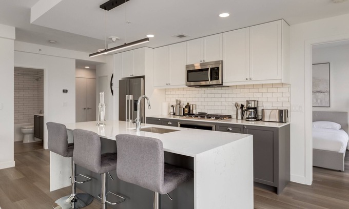 Sunnyside Condo | *Divine*City View Suite in Kensington *2Bed+2Bath