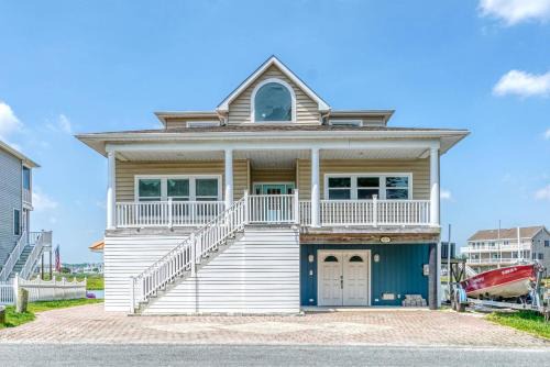 Captain's Cove House | Diving Duck - Waterfront home w Hot tub & Boat dock & King Bed