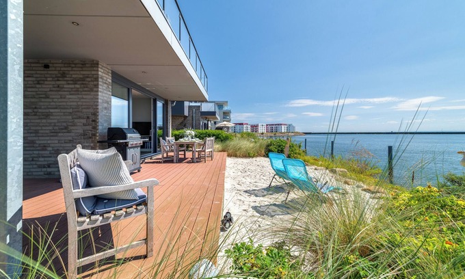Sieseby Apartment | Dock 76 Main - front row, large terrace, sea view, close to the beach, e-charging station