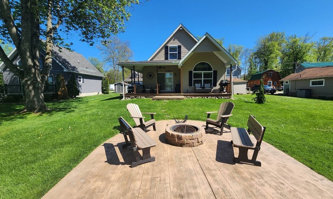 Ashville House | Dock Holiday- Charming King Suite, 2BRM with WiFi, AC in beautiful Ashville