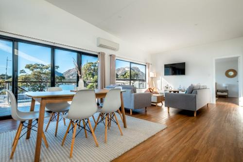 Coles Bay House | Dock of the Bay
