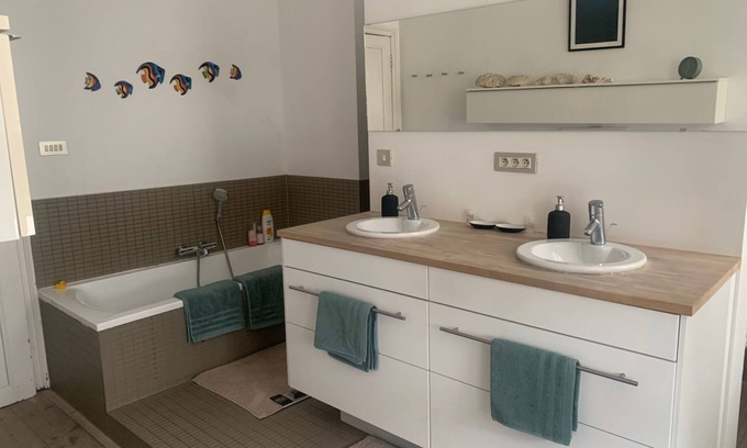 Ghent Bed & Breakfast | Dock Suites. Two bedroom gueststay with private bathroom and speed wifi.