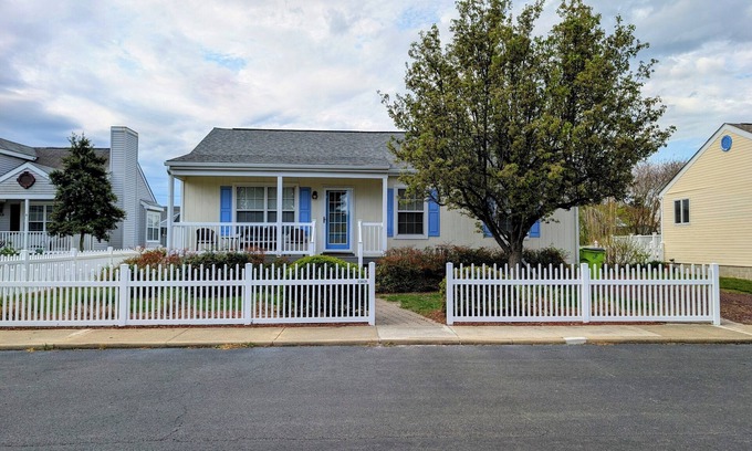 Clearwater House | Dog-Friendly 3BR Ranch with Deck & Community Pool – Clearwater, Bethany Beach