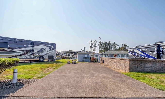 Agate Beach RV Rental | Dog Friendly, Available with 50AMP, 30AMP, Water and Sewer hook up's, WiFi