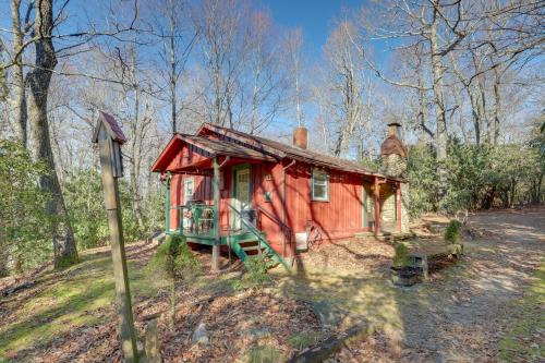 Burnsville House | Dog-Friendly Burnsville Cabin Rental Near Hiking!