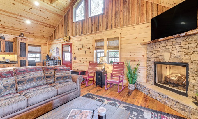 Murphy Cabin | Dog-Friendly Cabin w/Fire Pit & Hot Tub!
