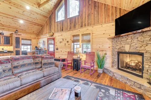 Murphy House | Dog-Friendly Cabin with Fire Pit and Hot Tub!