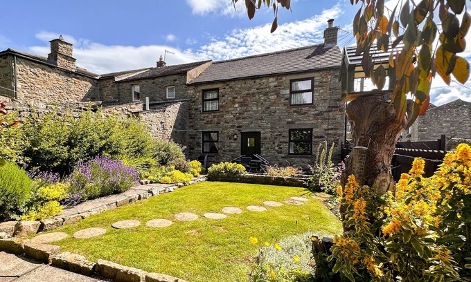 Reeth Cottage | Dog Friendly Cottage with Private Drive, Enclosed Garden, Central Heating, Free WiFi & pubs nearby