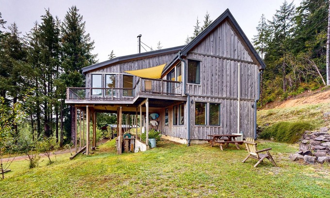 Florence House | Dog-friendly gem on 10 acres with sweeping view - minutes to Oregon Dunes