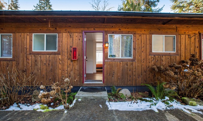 Quilcene Apartment | Dog-friendly hiker's studio with fast WiFi & mountain views