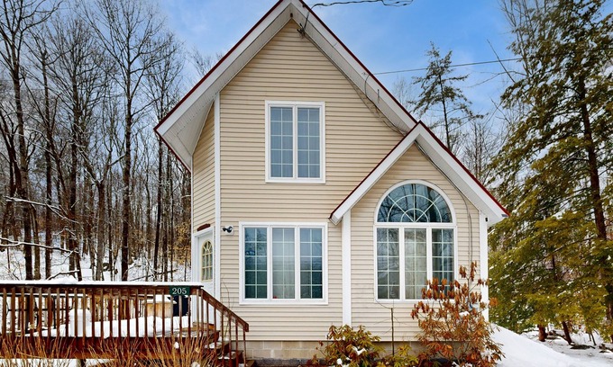 Intervale House | Dog-friendly home + loft w/deck and gas grill, private washer/dryer, & free WiFi