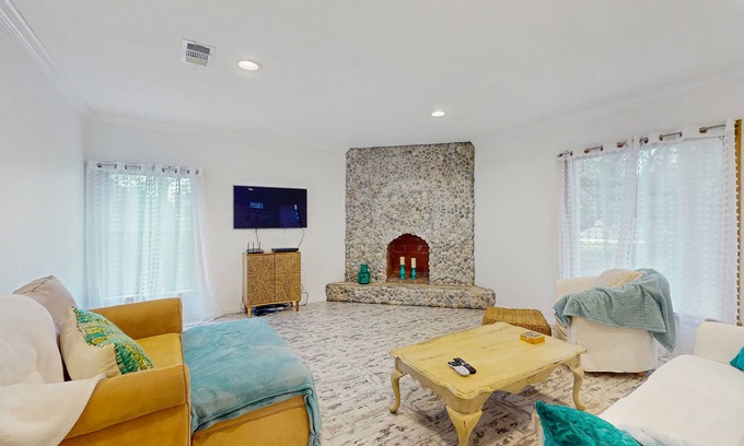 Port Bolivar House | Dog-Friendly home with spacious living and dining room, close to the beach